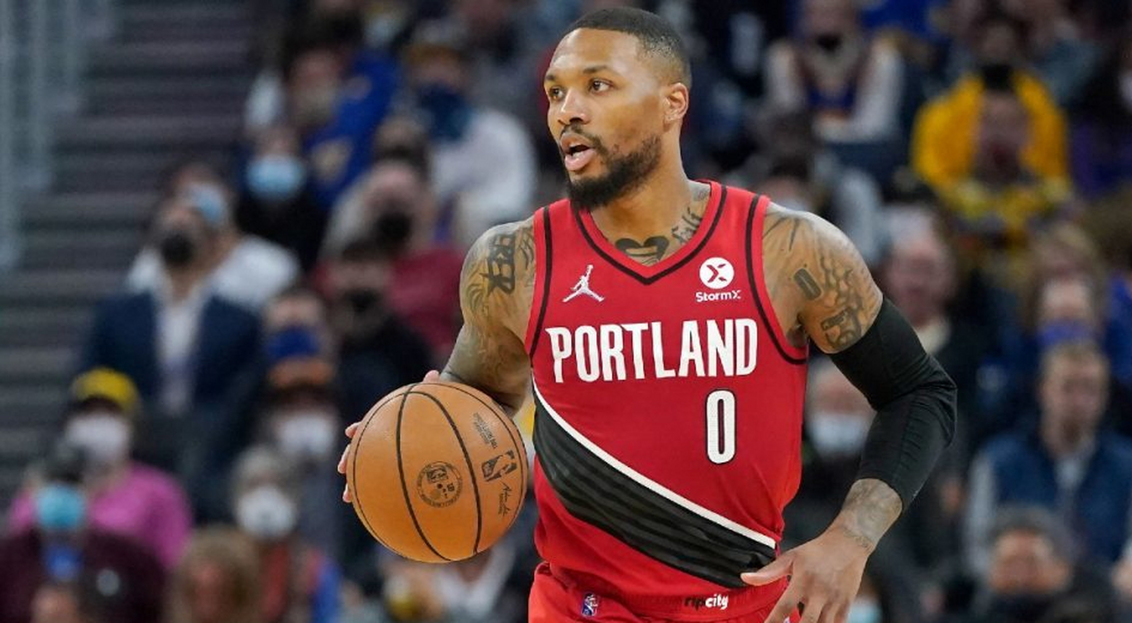 江苏队横扫热火，利拉德高光表现